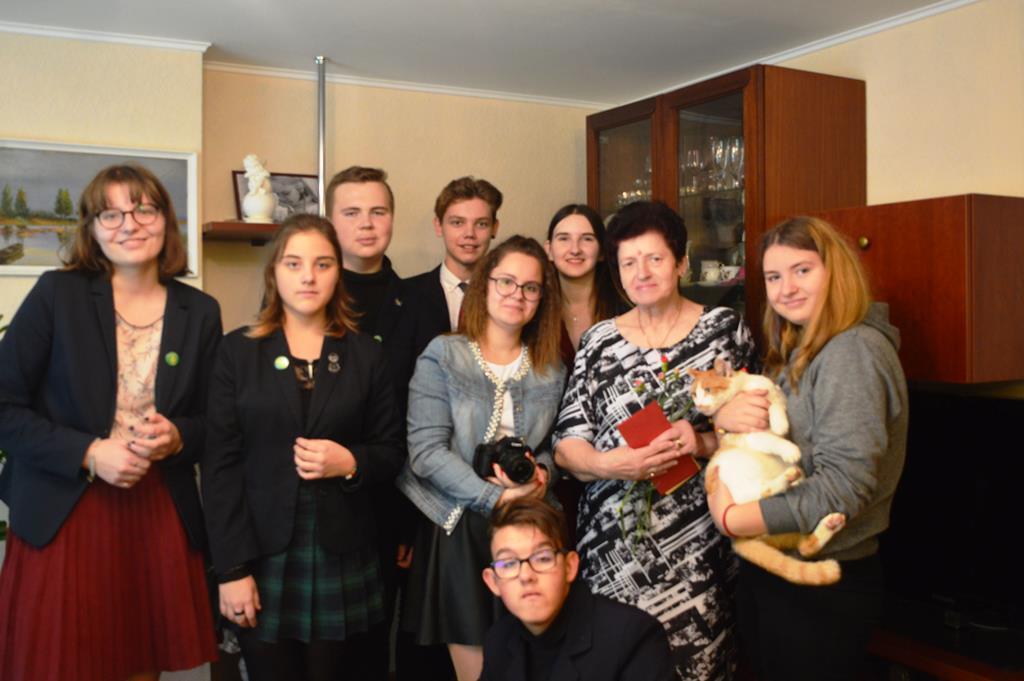 Gimnazistai_sveikina_geografijos_mokytoją_V._Budrienę