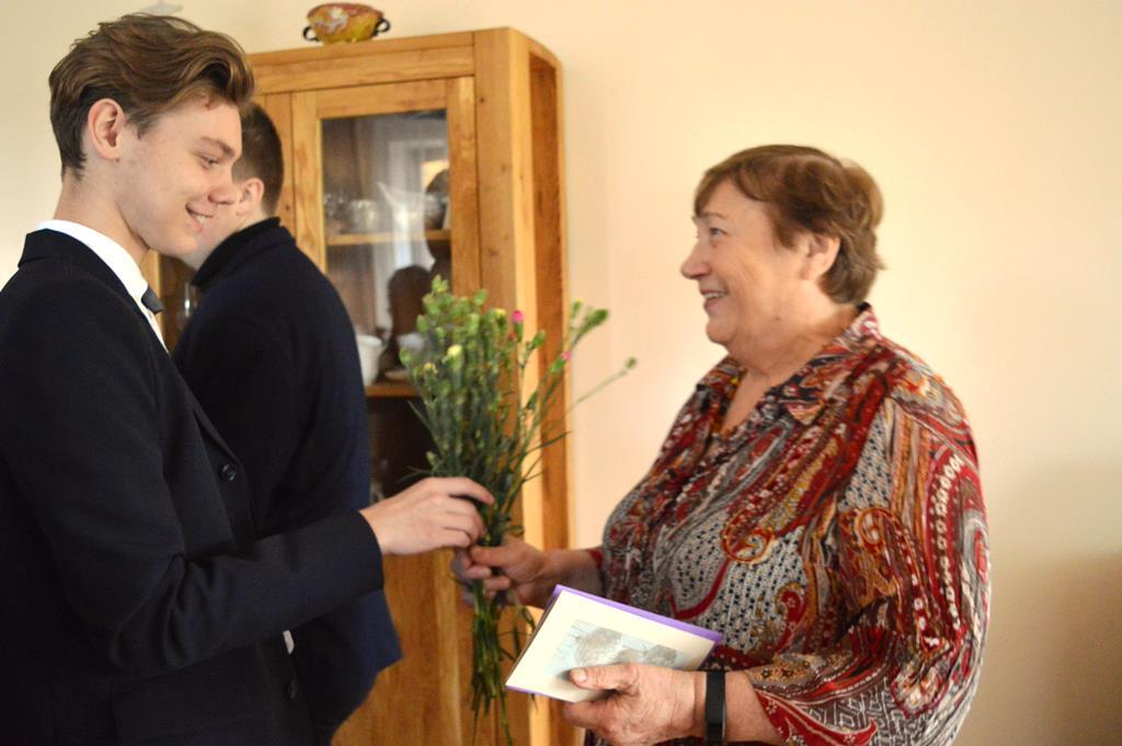 Gimnazistai_sveikina_lietuvių_kalbos_ir_literatūros_mokytoją__A._Mėdžiūtę