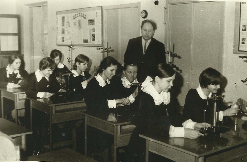 Mokytojo_V._Matiuko_chemijos_pamoka.jpg Mokytojo_V._Matiuko_chemijos_pamoka