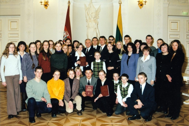 2001-12-17_KG renginys prezidentura