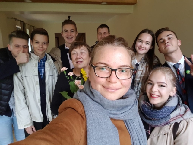 Bendrakeleiviai dvyliktokai sveikina su mokytojo diena , 2018 (1)